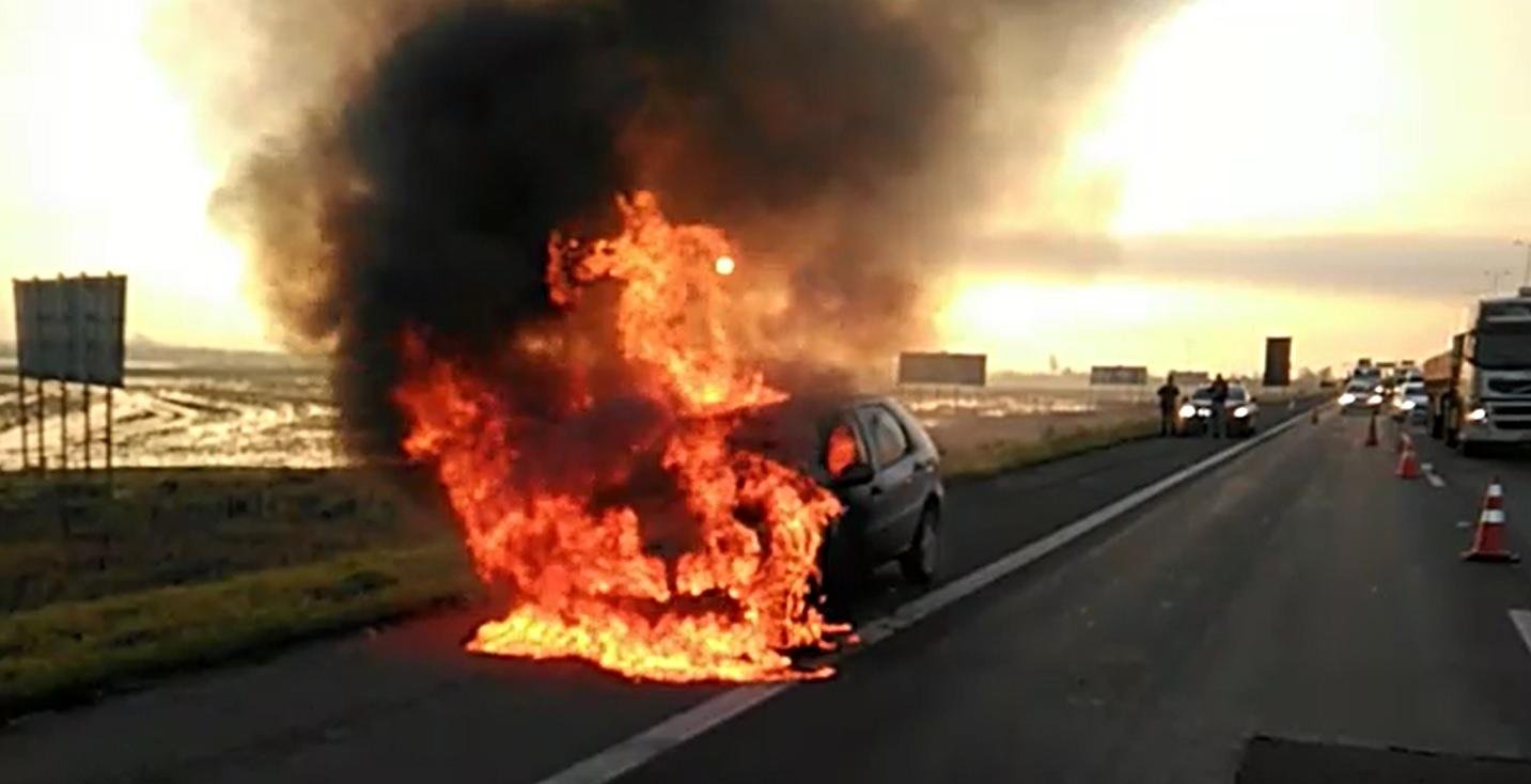 Carro pegou fogo no km 87 da freeway
