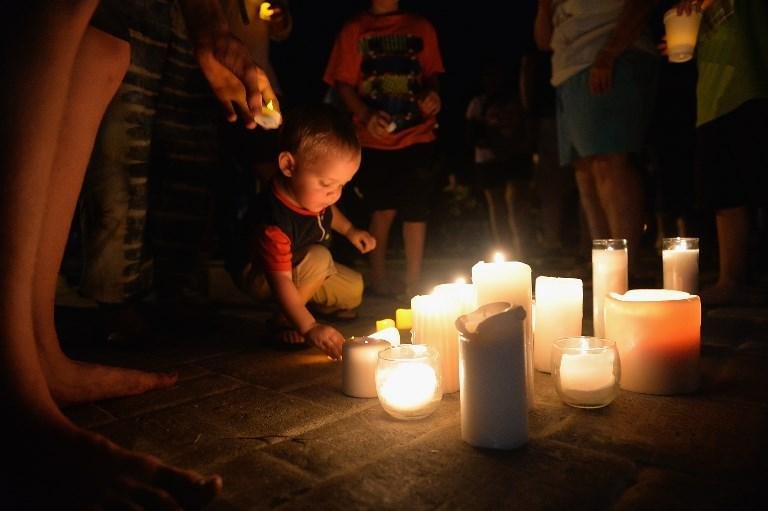 Uma igreja local fez uma vig&iacute;lia em homenagem &agrave;s v&iacute;timas