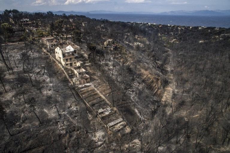 Vilarejo de Mati ficou totalmente destru&iacute;do ap&oacute;s as chamas