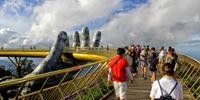 Ponte a 1,4 mil metros de altura vira grande atração turística no Vietnã