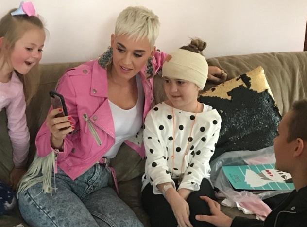 Katy Perry visita f&atilde; que n&atilde;o conseguiu ir a show por causa de uma cirurgia