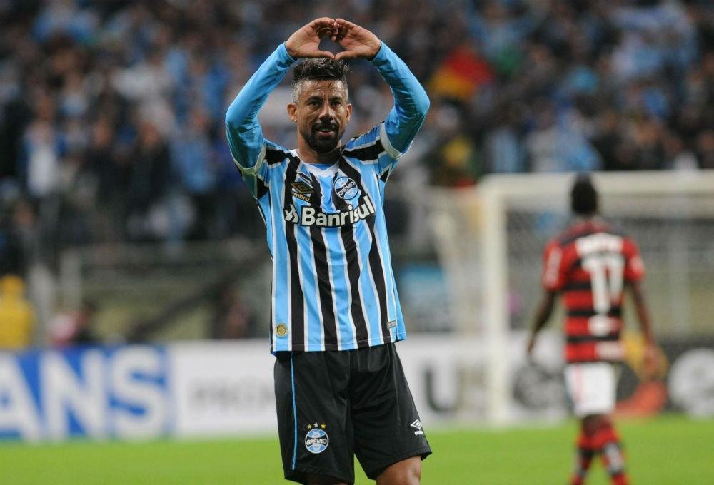 L&eacute;o Moura deu o passe do gol do Gr&ecirc;mio, mas sentiu cansa&ccedil;o e pediu para sair