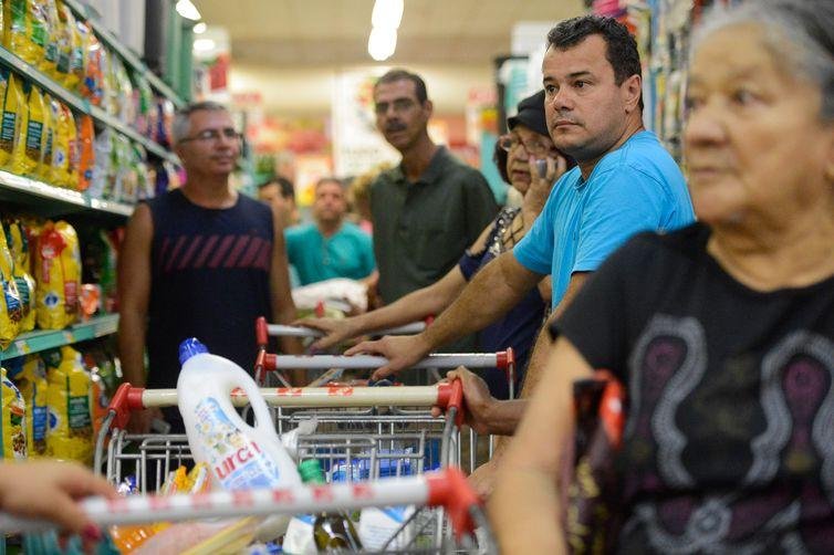 Taxa mediu a varia&ccedil;&atilde;o do valor da cesta de compras para estes grupos familiares 