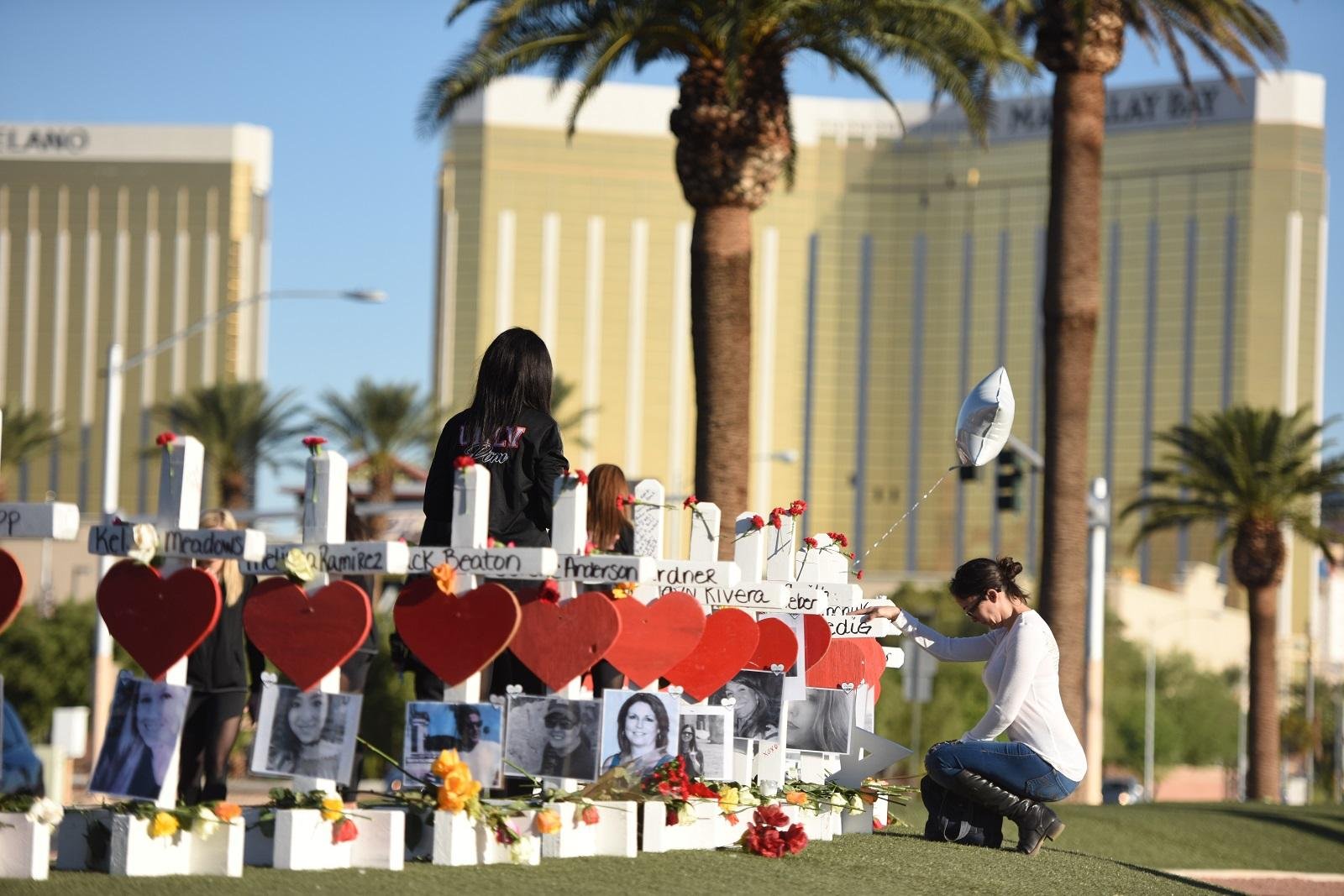Stephen Paddock disparou com armas autom&aacute;ticas sobre multid&atilde;o, matando 58 pessoas