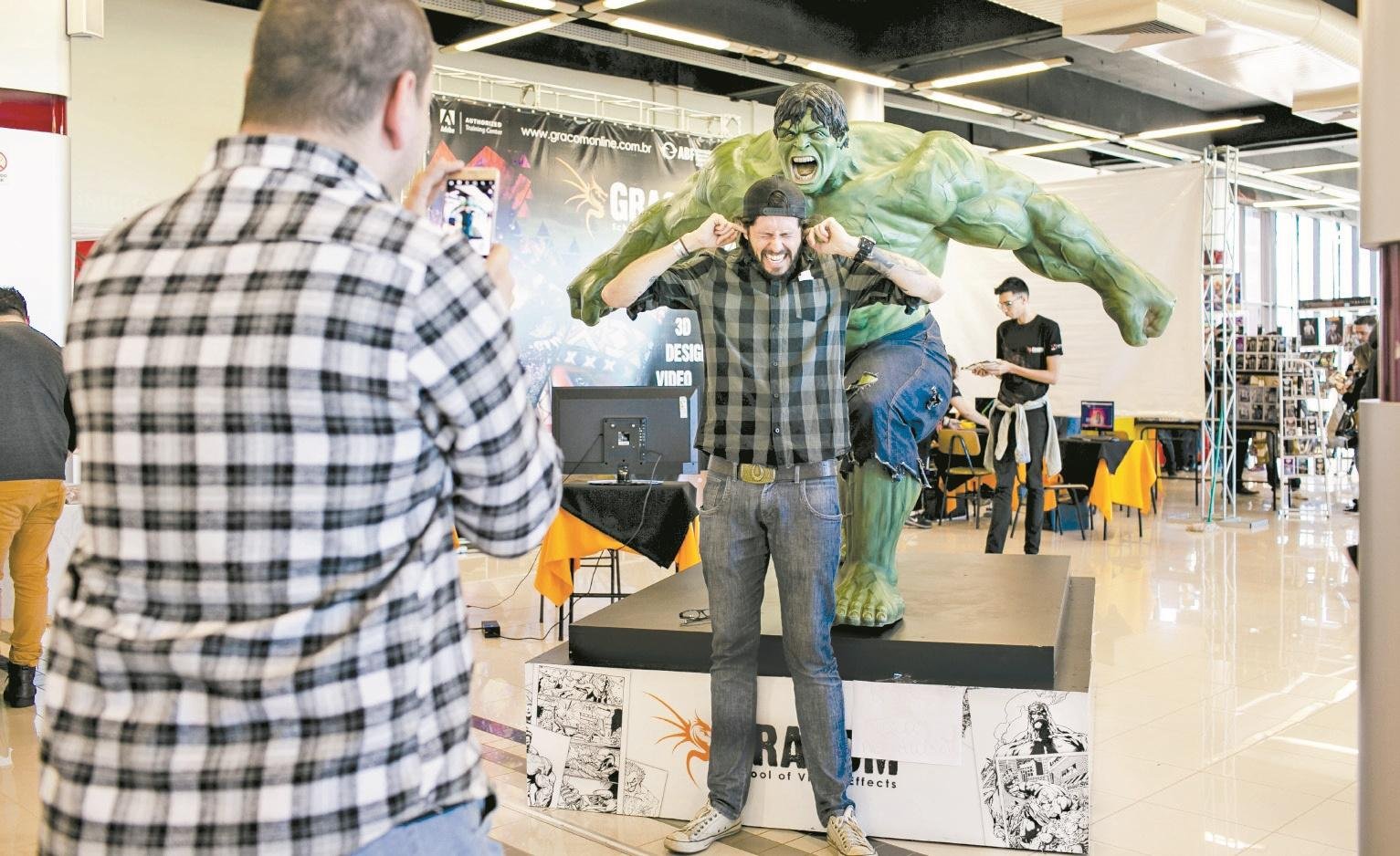 Um Hulk gigante e outros personagens estar&atilde;o dispon&iacute;veis para fotografias