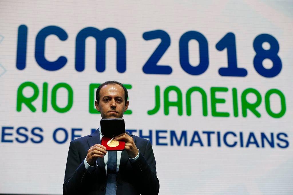 Matem&aacute;tico recebe nova medalha e diz que voltar&aacute; ao Rio