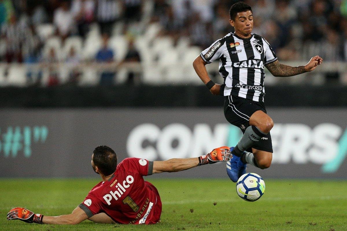 Renatinho marcou nos minutos finais, mas gol foi anulado