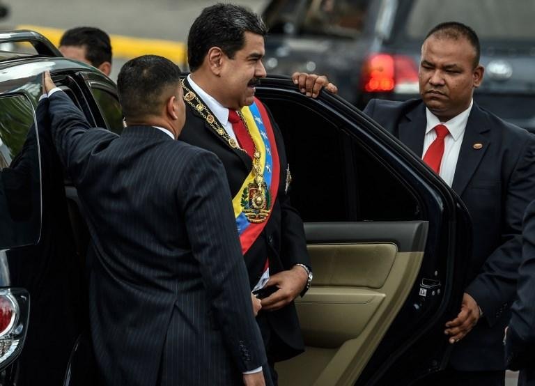 Presidente venezuelano escapa de atentado com explosivos, diz governo