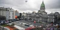 Manifestantes acompanham discussão sobre aborto na Argentina