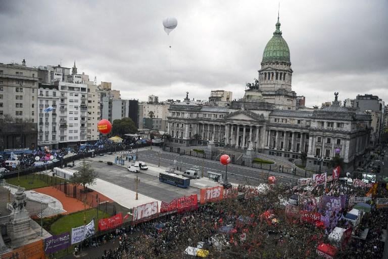 Manifestantes acompanham discuss&atilde;o sobre aborto na Argentina