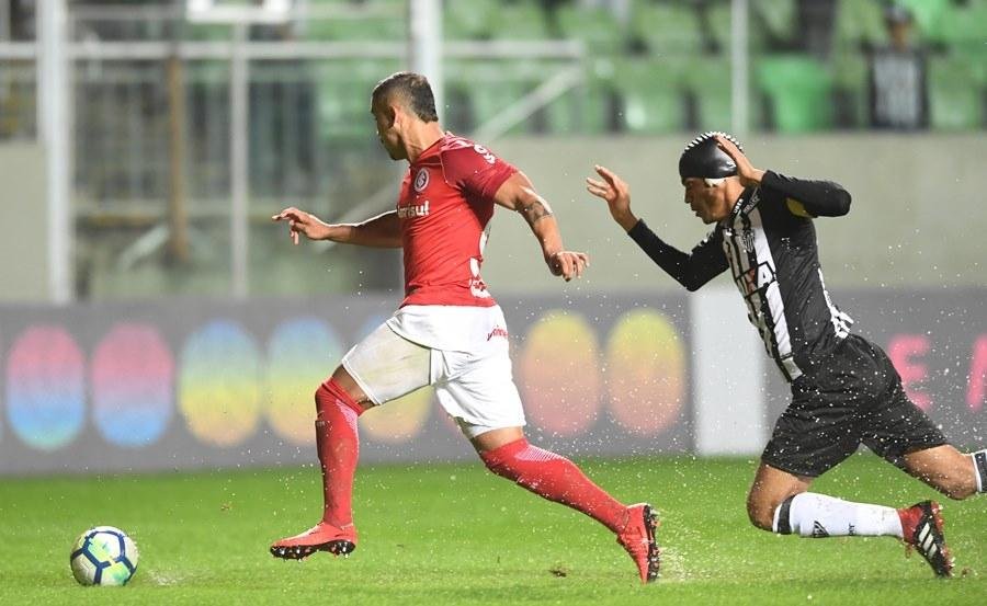 Atacante destacou postura do time que soube sofrer e aproveitar as poucas chances de gol
