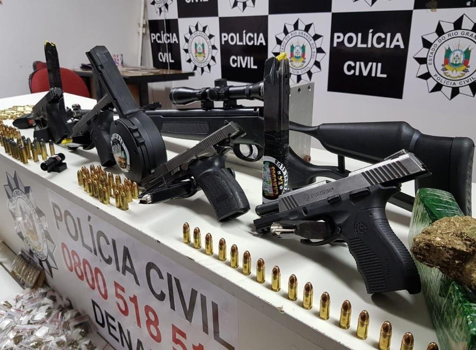 Opera&ccedil;&atilde;o contra fac&ccedil;&atilde;o prende tr&ecirc;s e apreende armas de uso restrito em Porto Alegre 