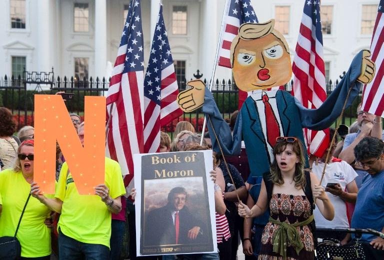 Estrelas da Broadway protestam contra Trump diante da Casa Branca