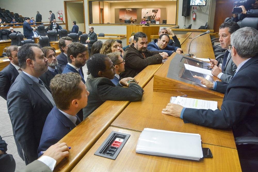 C&acirc;mara de Vereadores rejeita maioria dos vetos sobre PL dos aplicativos 