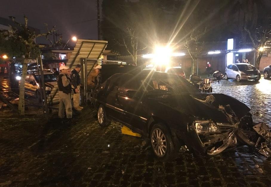 Motorista invade p&aacute;tio de universidade durante persegui&ccedil;&atilde;o em Caxias do Sul 