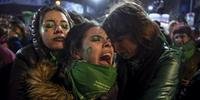 Senado da Argentina rejeita projeto para legalizar aborto