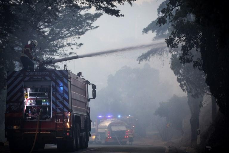 Bombeiros permanecem em alerta m&aacute;ximo
