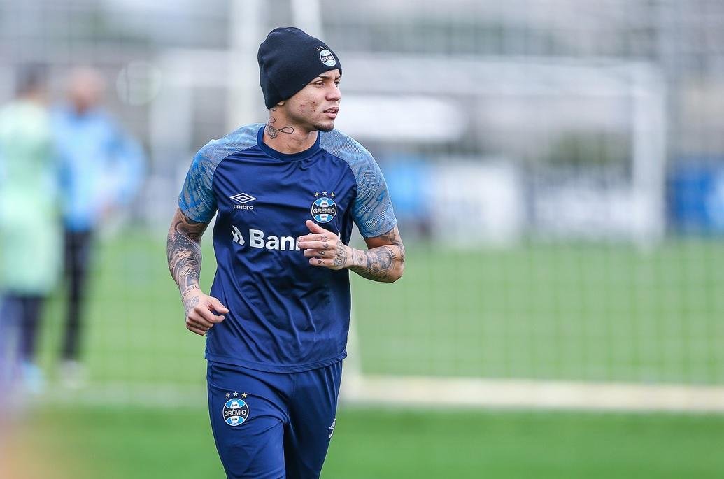 Gr&ecirc;mio desiste de usar Everton contra Vit&oacute;ria ap&oacute;s les&atilde;o em Luan 