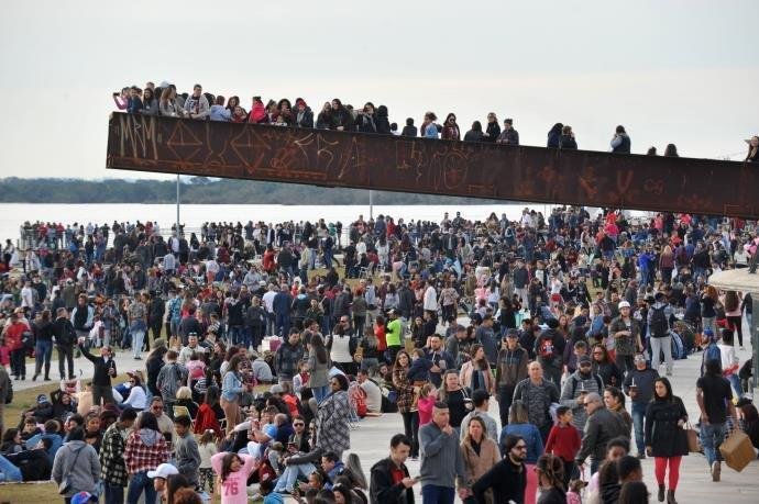Orla do Gua&iacute;ba disp&otilde;e de um banheiro para cada cerca de mil visitantes em fins de semana