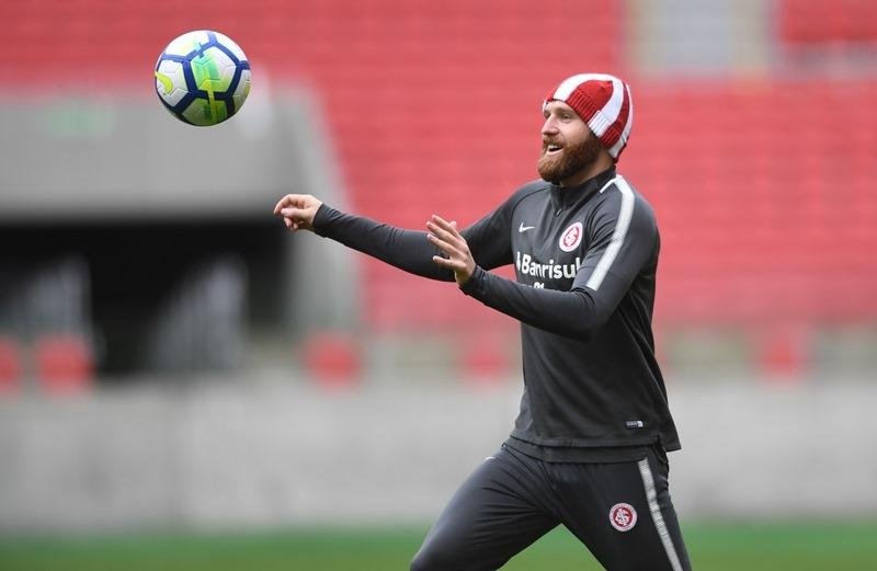 Fabiano pode seguir na lateral no lugar de Zeca