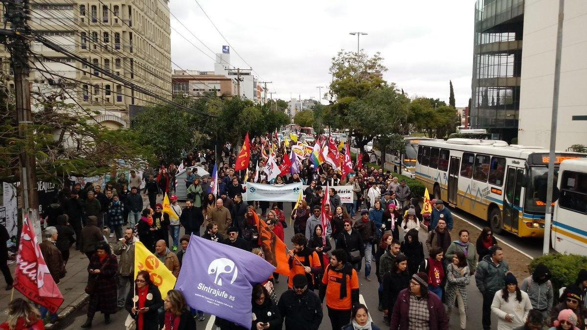 Grupo se concentrou em frente &agrave; Fecom&eacute;rcio e segue em caminhada at&eacute; o Tribunal Regional do Trabalho