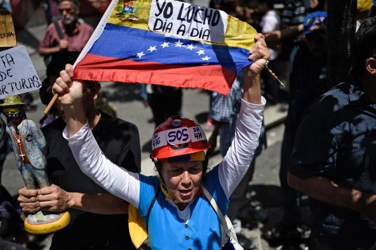 Manifesta&ccedil;&atilde;o juntou cerca de 300 pessoas neste s&aacute;bado em uma pra&ccedil;a de Caracas