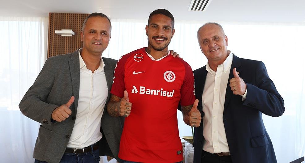 Vice-presidente de futebol Roberto Melo, atacante Paolo Guerrero e presidente Marcelo Medeiros