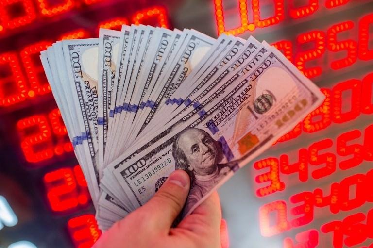 Com crise na Turquia, d&oacute;lar tem alta e chega a R$ 3,89 
