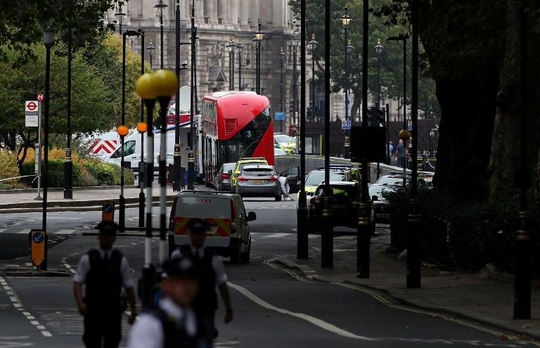 Autom&oacute;vel avan&ccedil;a contra o Parlamento em Londres e deixa v&aacute;rios feridos