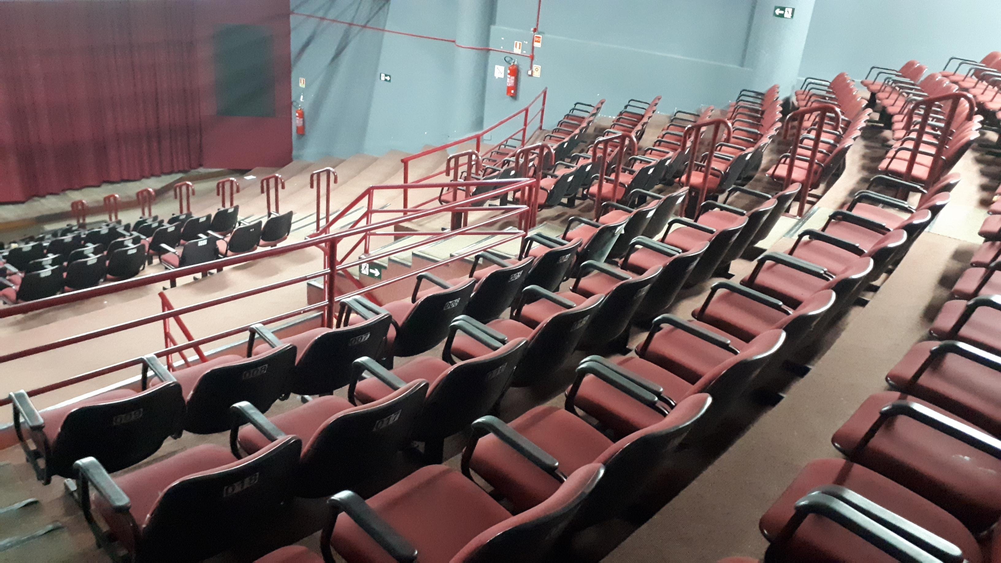 Tamb&eacute;m est&aacute; prevista a revitaliza&ccedil;&atilde;o da mob&iacute;lia do teatro