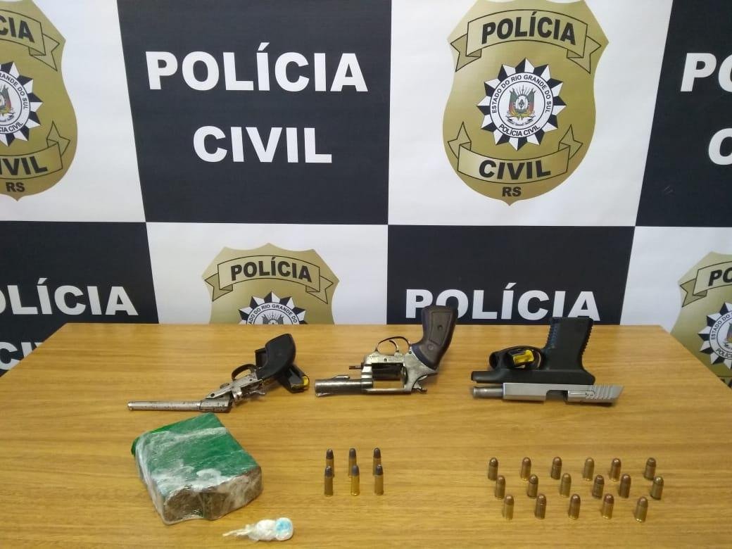 Tr&ecirc;s armas de fogo, muni&ccedil;&otilde;es e drogas est&atilde;o entre os objetos apreendidos