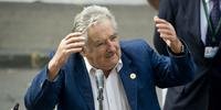 Mujica renuncia ao cargo de senador no Uruguai