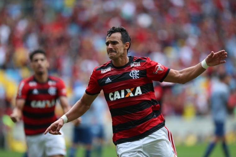Rubro-negro chega aos 37 pontos e mant&eacute;m persegui&ccedil;&atilde;o ao S&atilde;o Paulo
