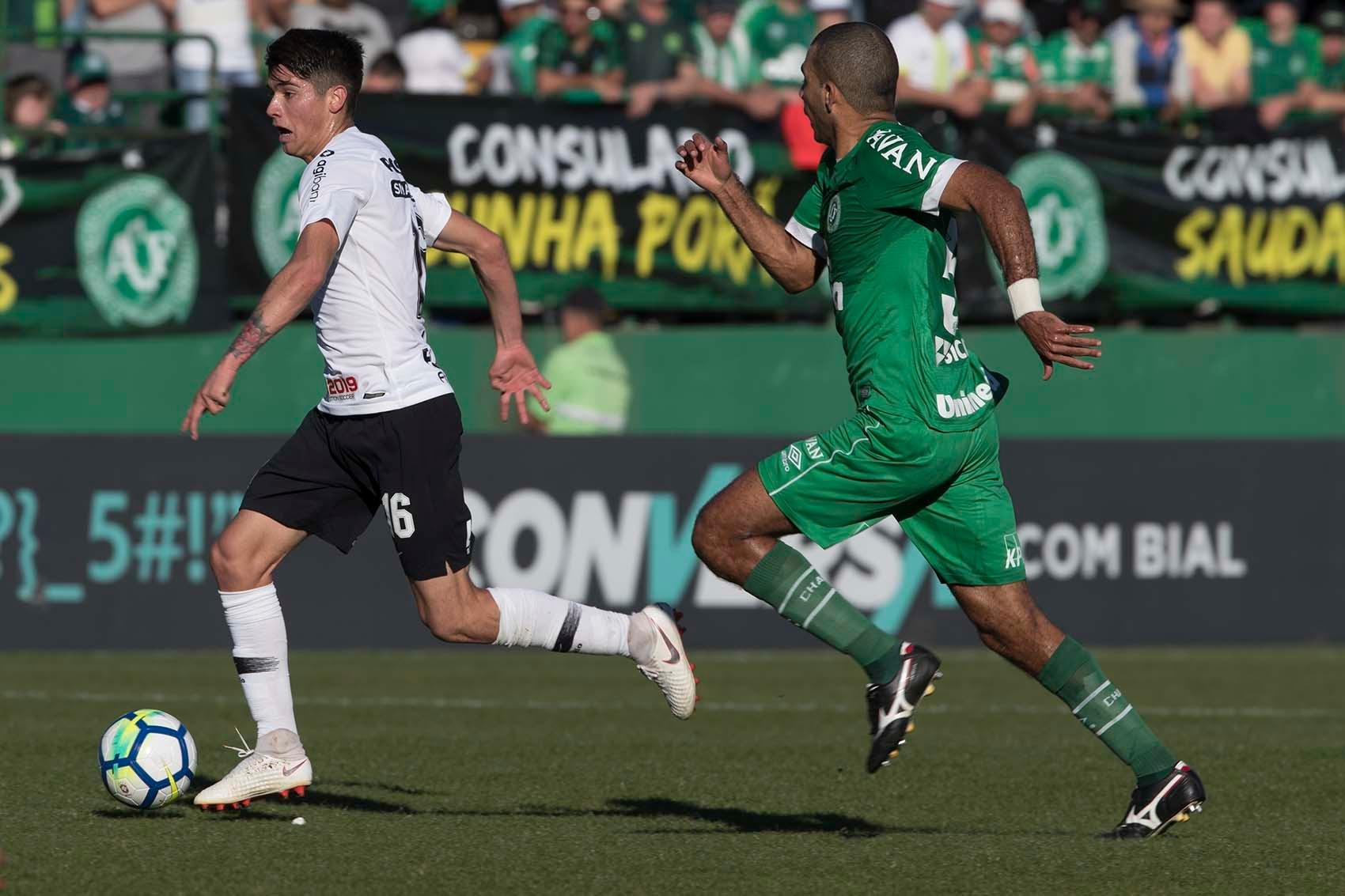 Gol nos acr&eacute;scimos fez catarinenses anotarem 2 a 1 e empurrarem o Santos para o Z4