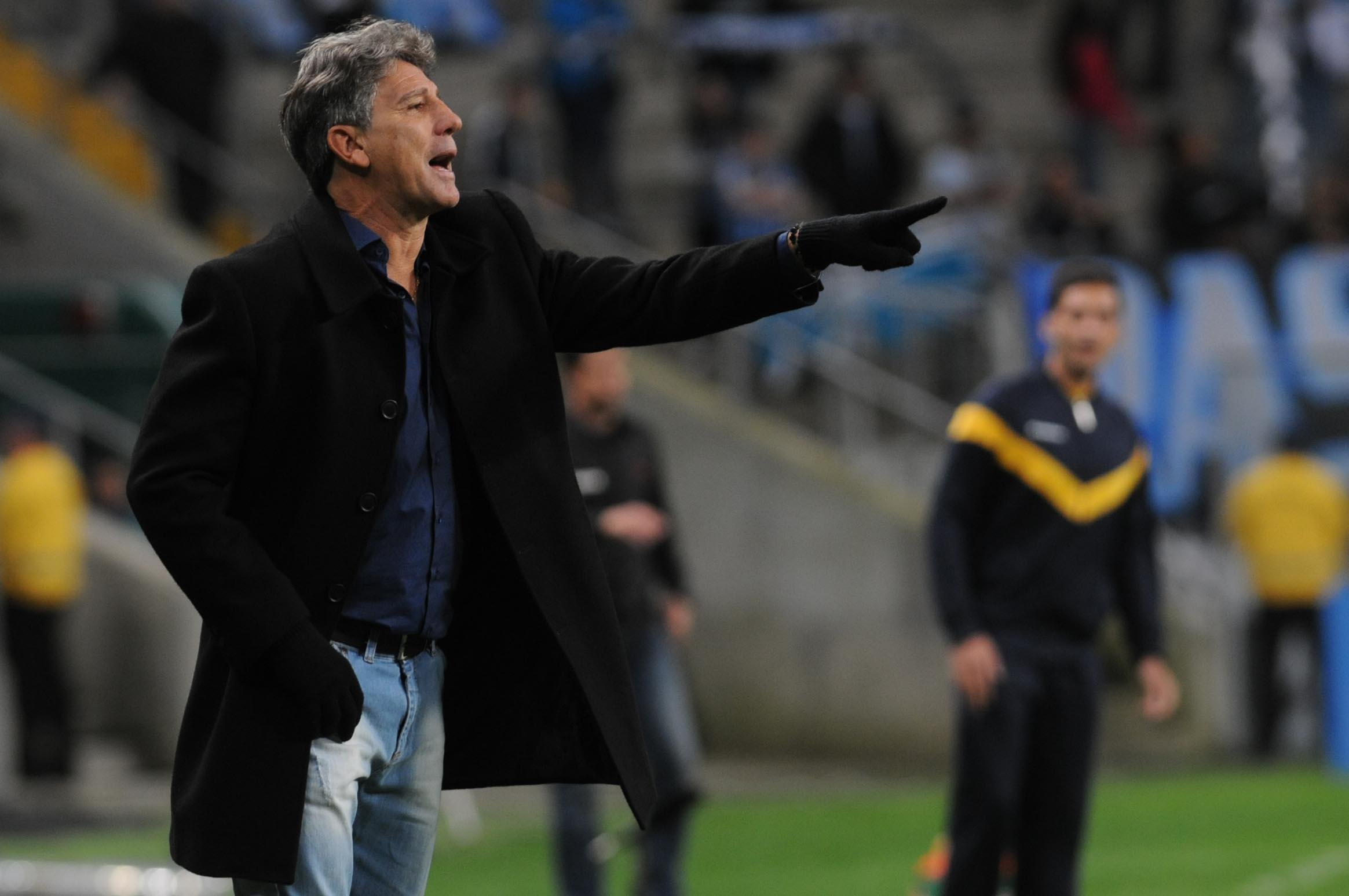 T&eacute;cnico destaca mescla de jovens e experientes do plantel para manter equil&iacute;brio e confian&ccedil;a