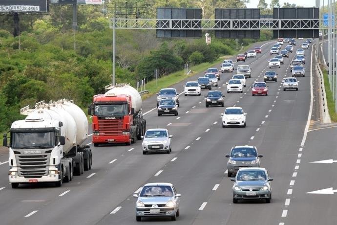 "Apenas 12,4% das estradas s&atilde;o pavimentadas no Brasil", diz CNT