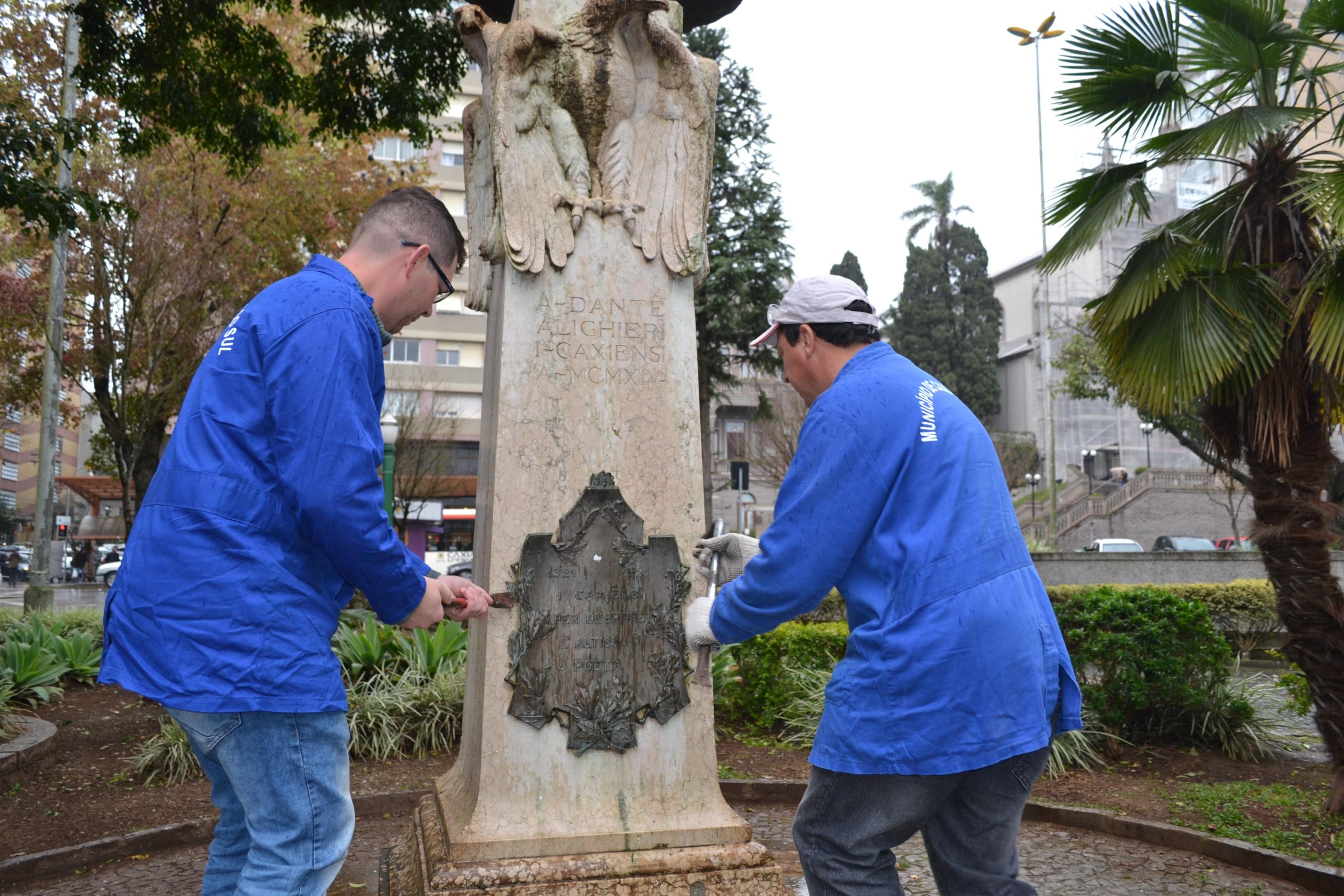Funcion&aacute;rios da prefeitura retiraram a placa em homenagem ao escritor Dante Alighieri