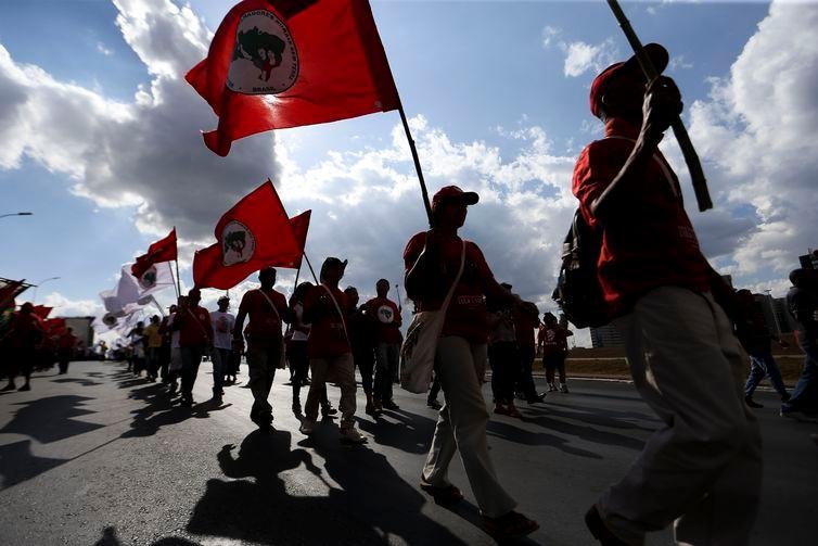 MST faz ato em frente ao TSE em defesa da candidatura de Lula