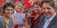 Presidente do PT, senadora Gleisi Hoffmann, e o ex-prefeito Fernando Haddad registraram candidatura de Lula no TSE