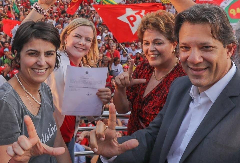 Presidente do PT, senadora Gleisi Hoffmann, e o ex-prefeito Fernando Haddad registraram candidatura de Lula no TSE