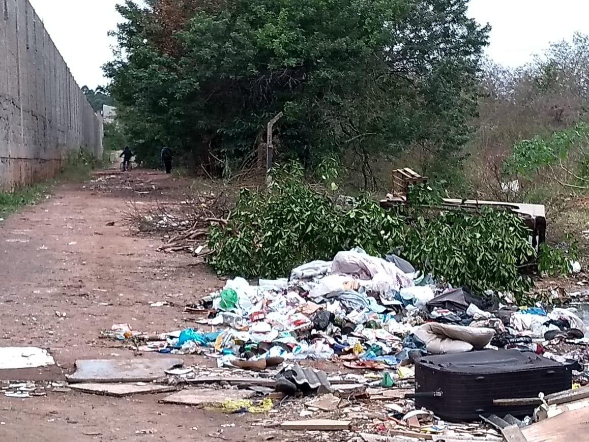 A &aacute;rea recebe o descarte irregular de res&iacute;duos