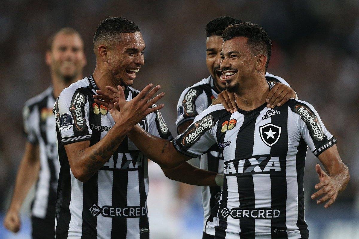 Clube carioca anotou 2 a 0 e jogar&aacute; as oitavas de final da competi&ccedil;&atilde;o