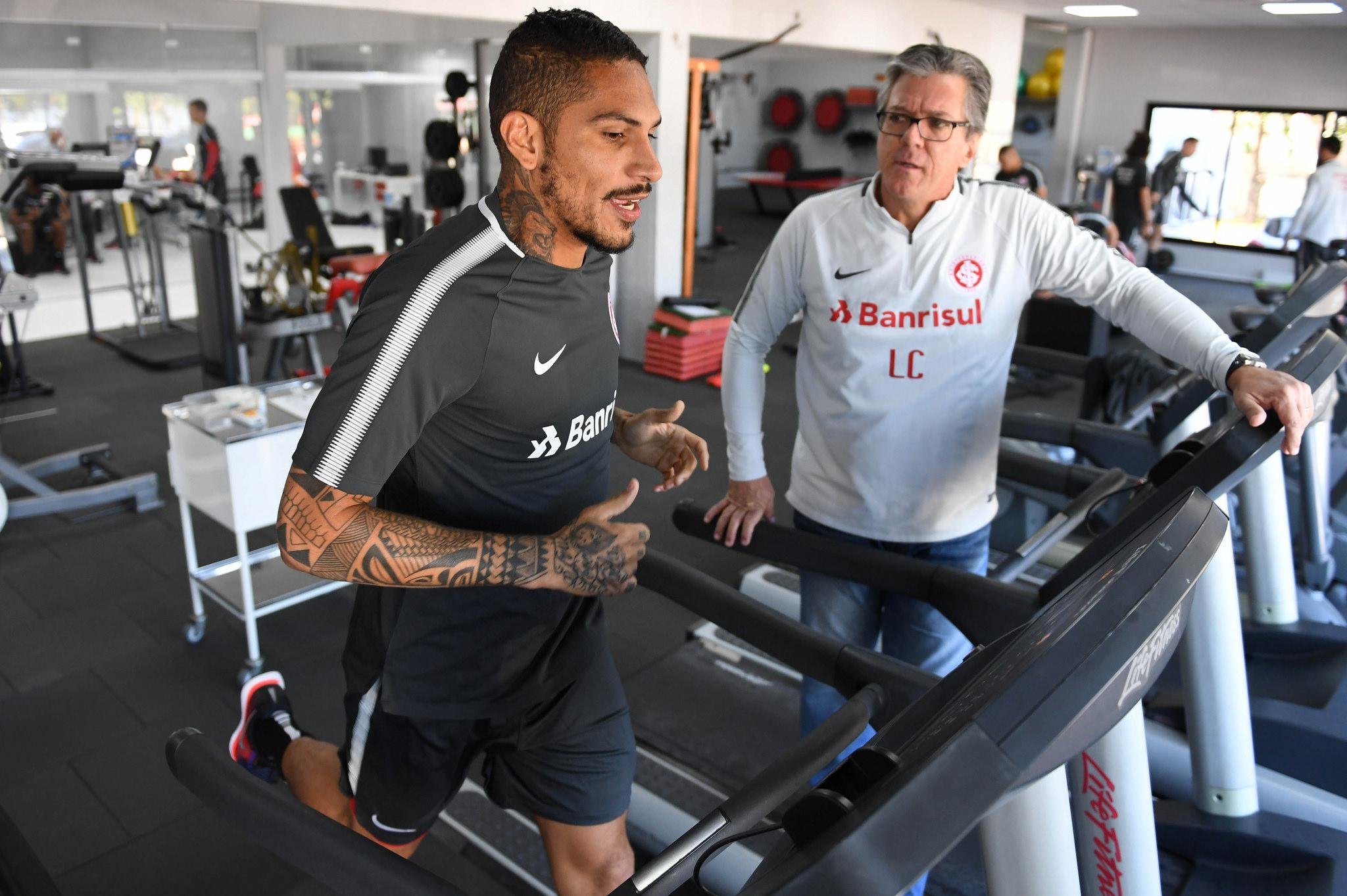 Primeiro treino de Guerrero no Inter teve port&otilde;es fechados