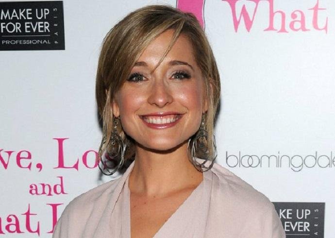 Atriz de "Smallville" acusada de tr&aacute;fico sexual pede para voltar a atuar 