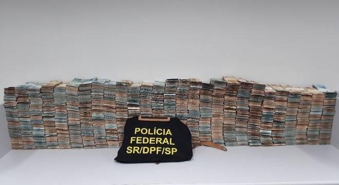 Dinheiro foi encontrado dentro de um guarda-roupa com as c&eacute;dulas empilhadas e organizadas