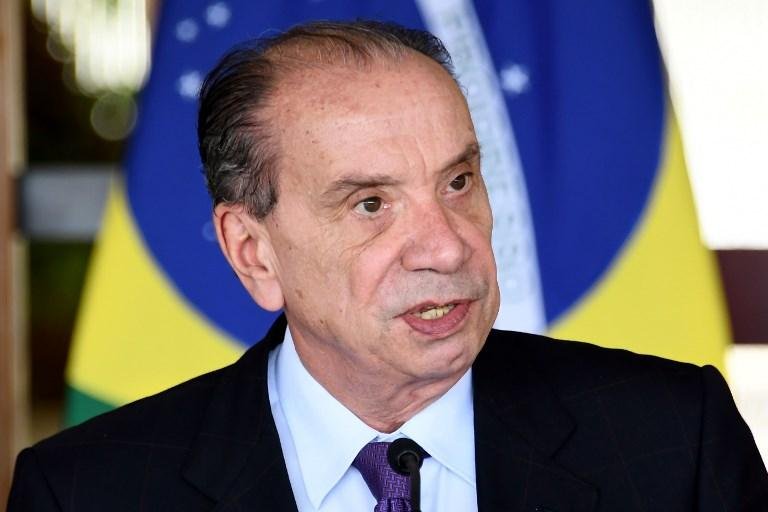 Ministro defendeu atua&ccedil;&atilde;o de institui&ccedil;&otilde;es brasileiras atrav&eacute;s do Twitter 