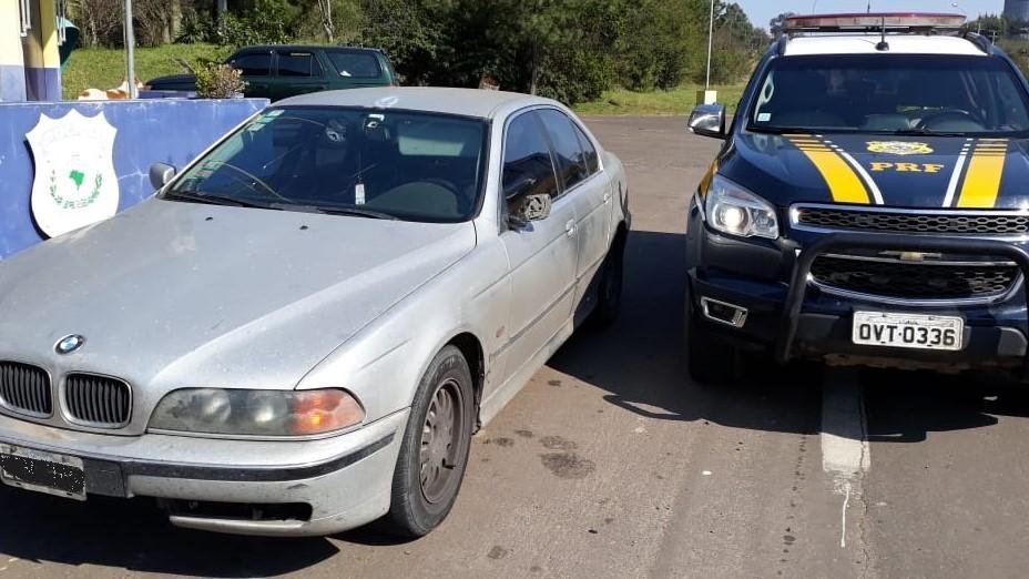 Carro foi levado a deposito por m&aacute; conserva&ccedil;&atilde;o