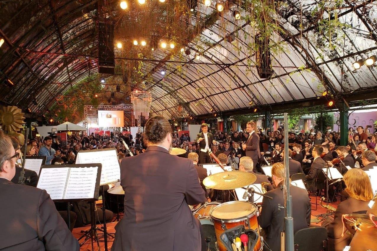 Orquestra Sinf&ocirc;nica da cidade encantou o p&uacute;blico que lotou a rua Coberta