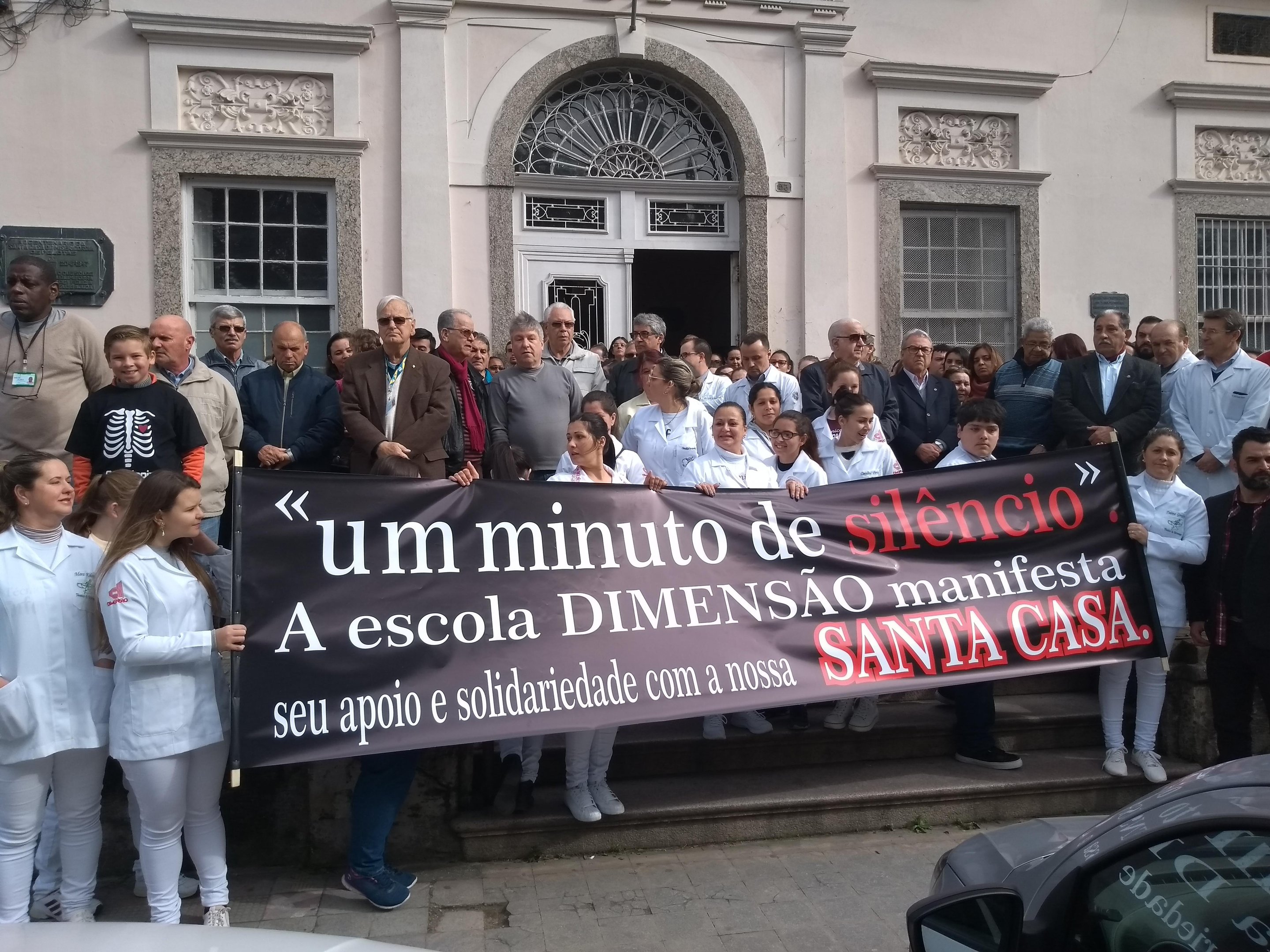 Manifestantes expressaram solidariedade &agrave; institui&ccedil;&atilde;o nesta sexta-feira