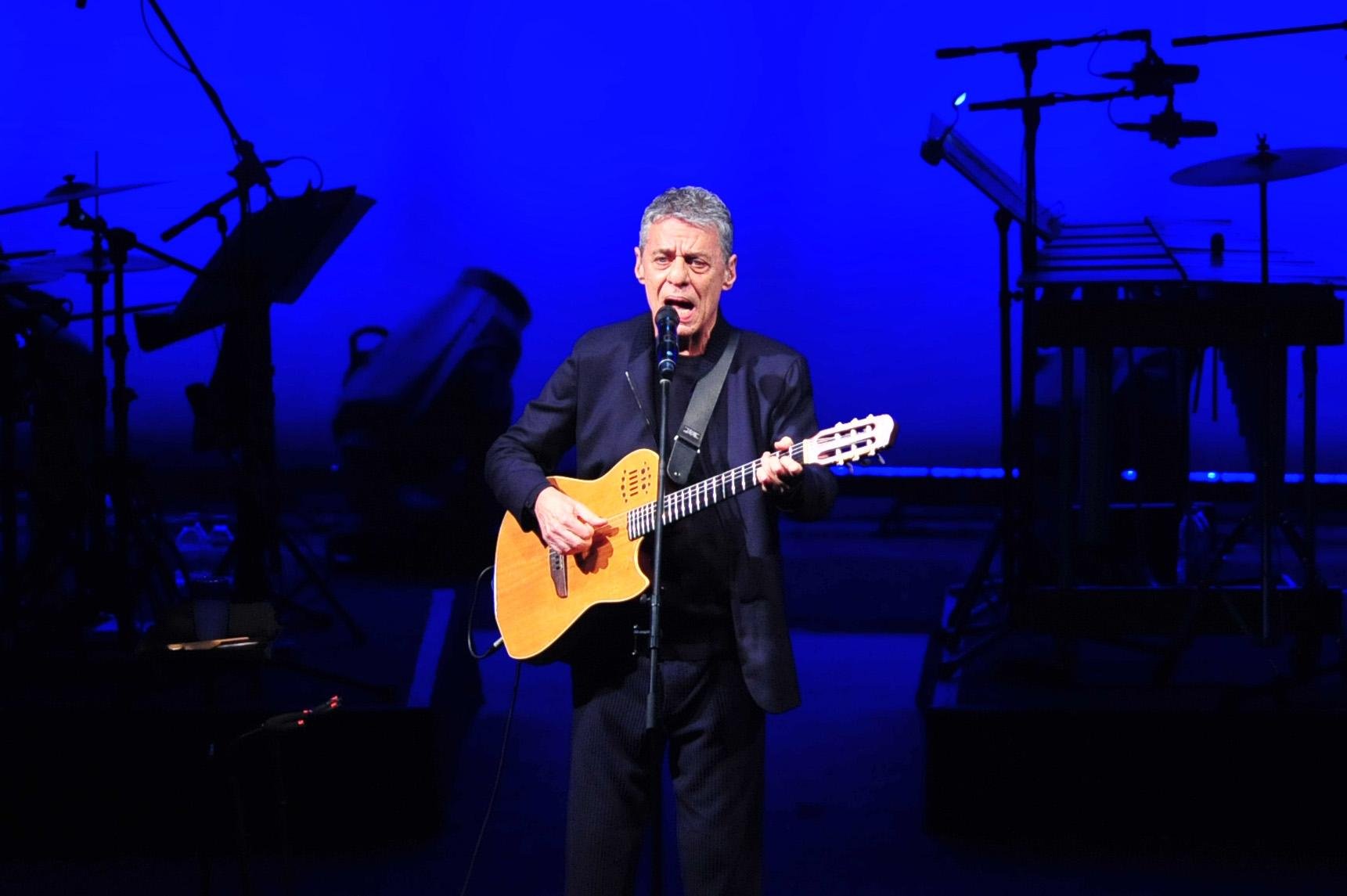 Chico Buarque mostrou que est&aacute; em plena forma em 30 m&uacute;sicas e 1h43min de um show inesquec&iacute;vel